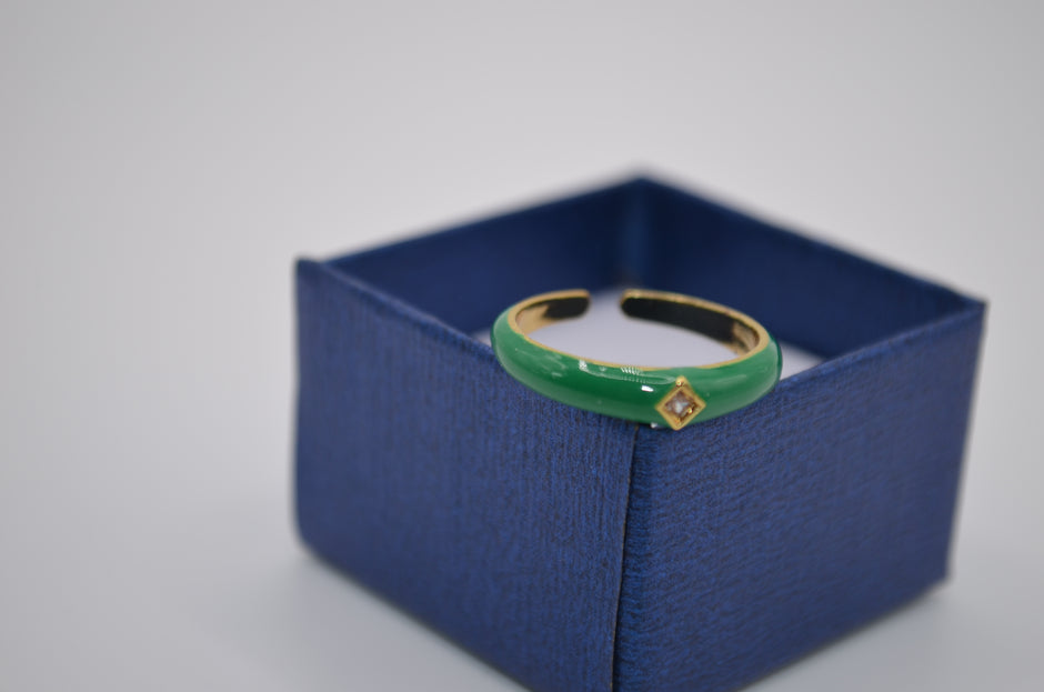 Emerald Shine Enamel Solitaire Ring